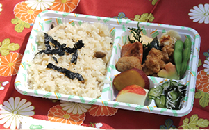 親子で一緒に昼食タイム!